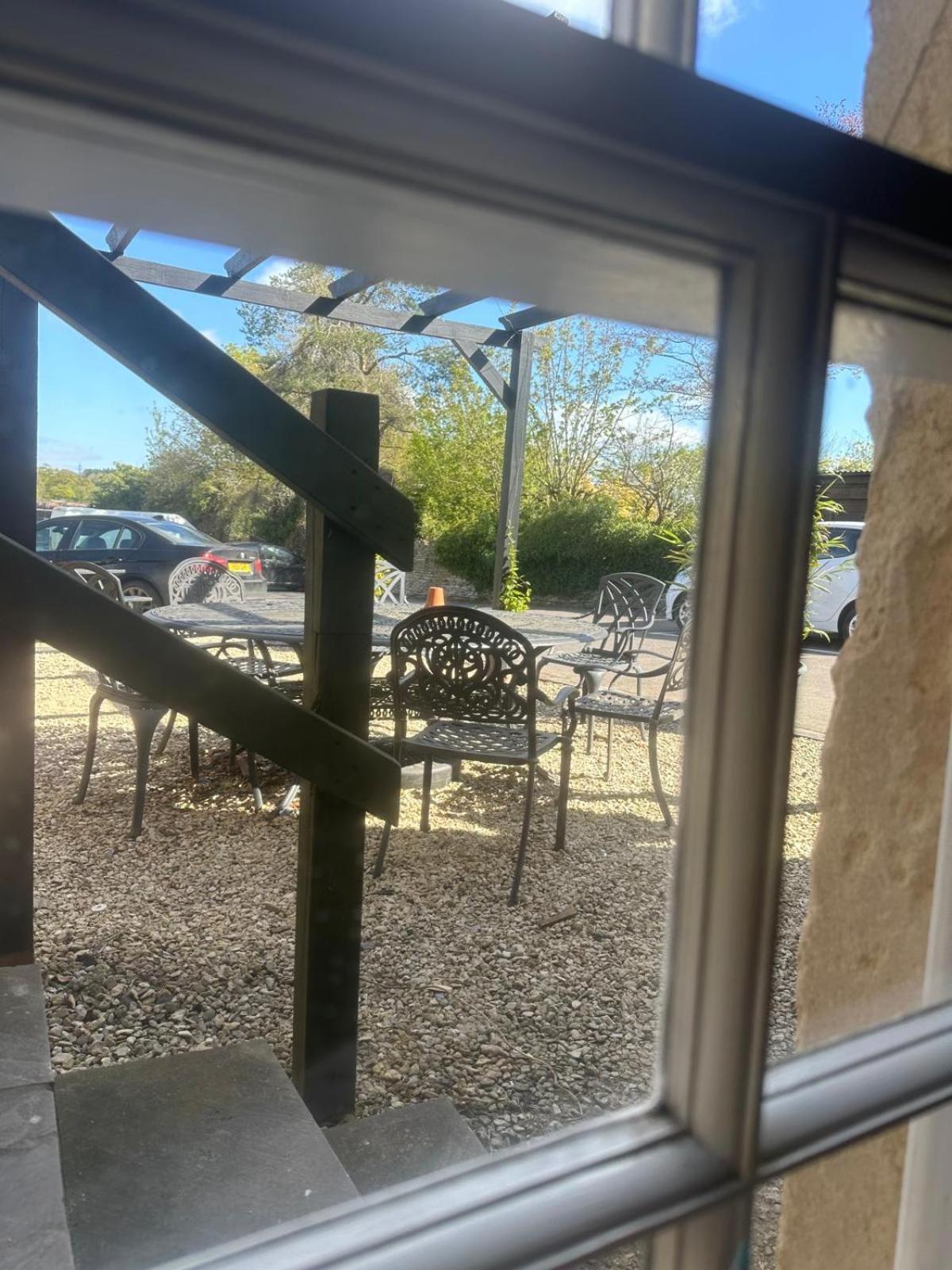 The White Hart Hotel Atworth Kültér fotó