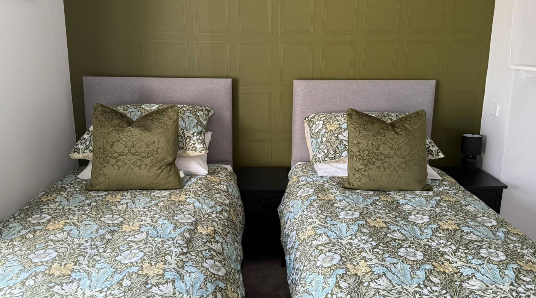 The White Hart Hotel Atworth Kültér fotó