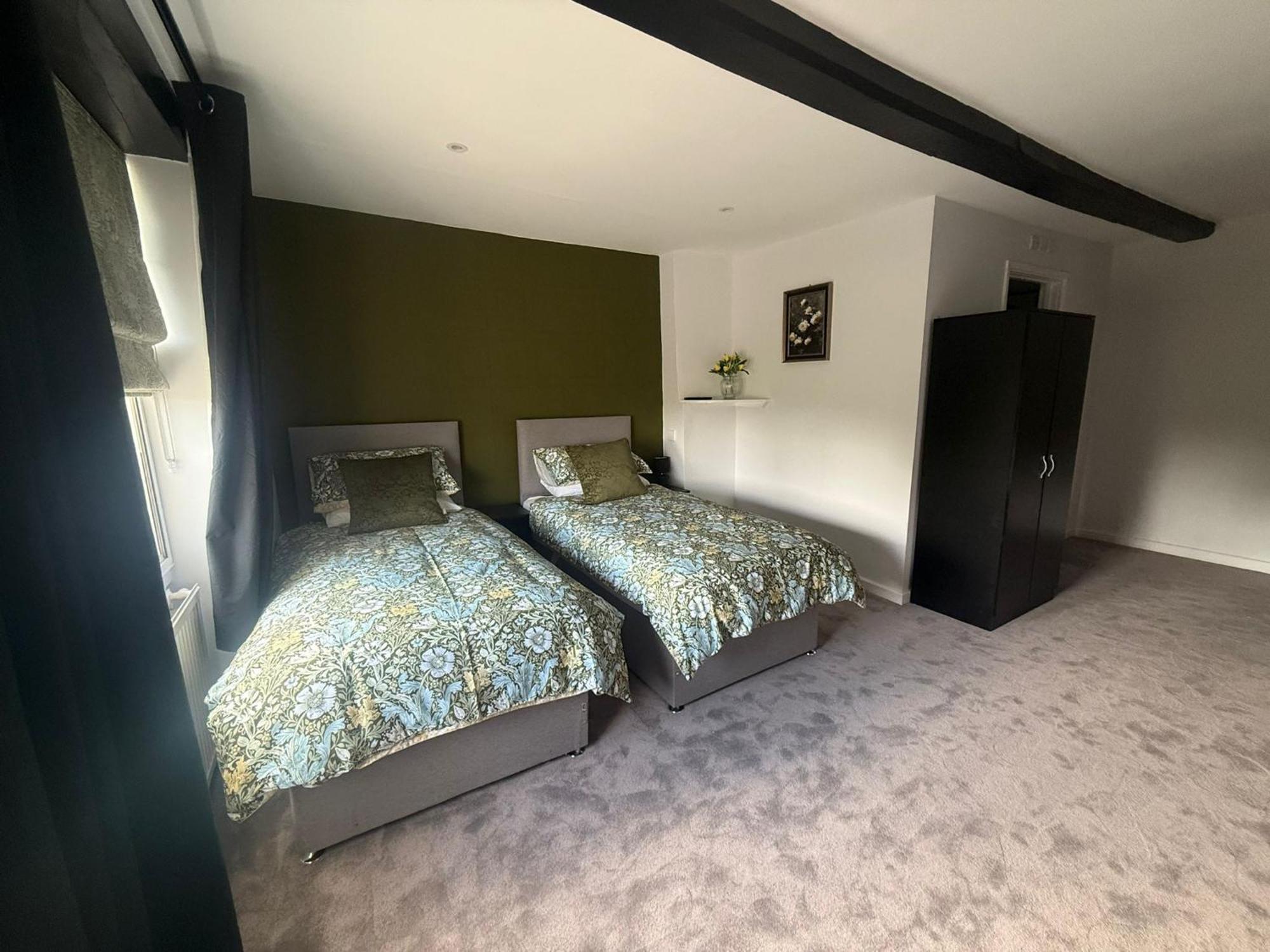 The White Hart Hotel Atworth Kültér fotó