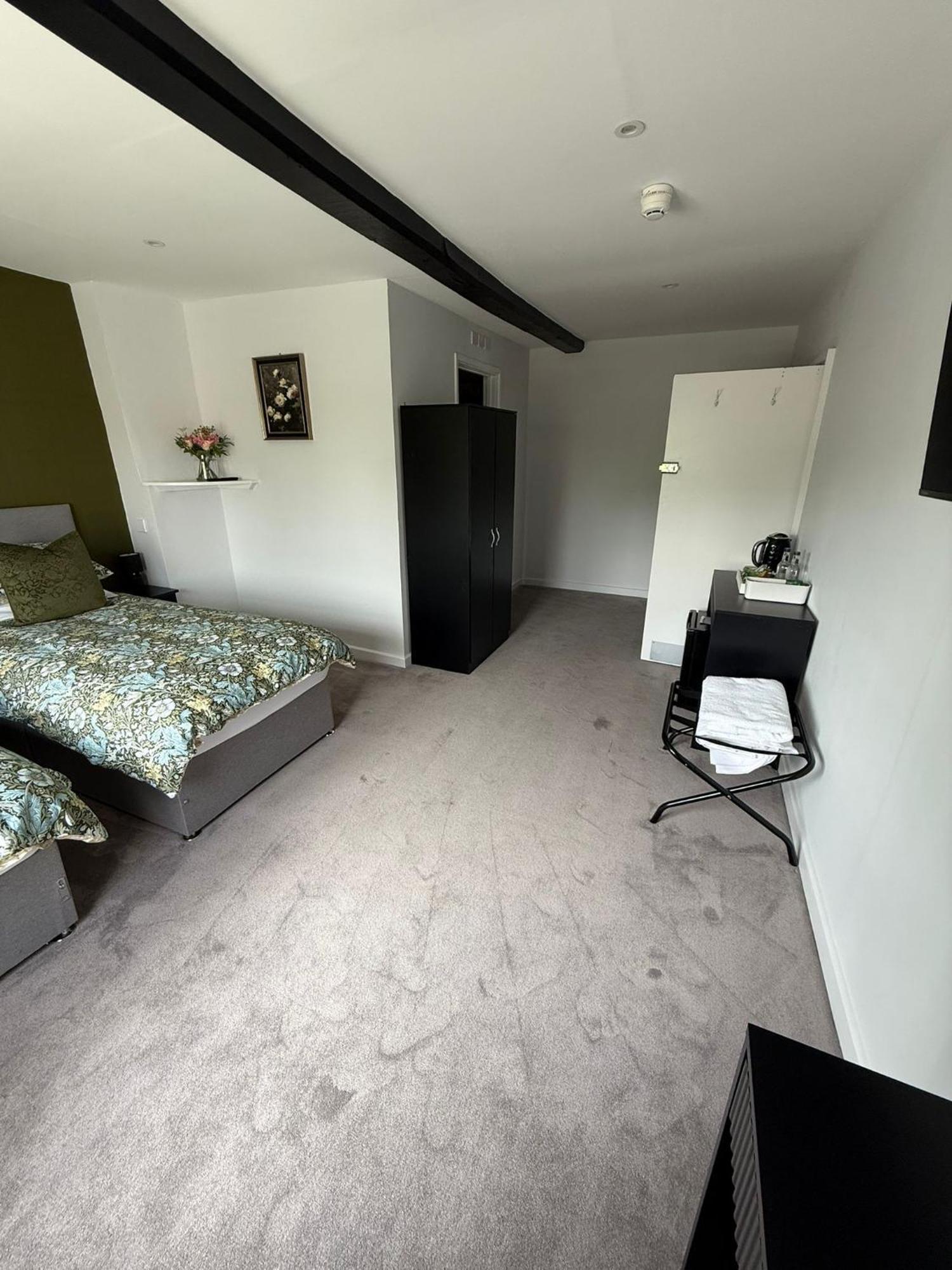 The White Hart Hotel Atworth Kültér fotó