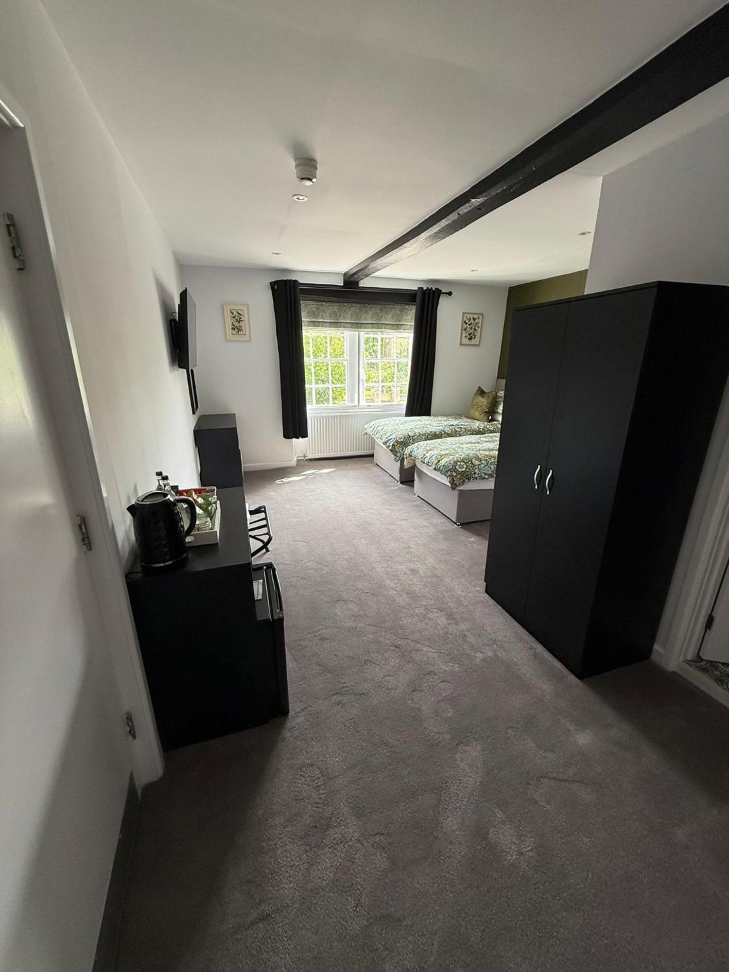 The White Hart Hotel Atworth Kültér fotó
